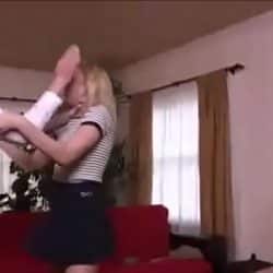 El violador se folla a la hija mientras la madre está atada y sodomizada