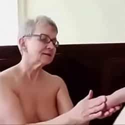 Abuela alemana chupando la polla de su hijo delante de su marido
