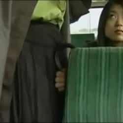 Asiáticas lesbianas se conocen en la parada del autobús y terminan comiéndose los coños