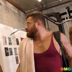 Culturistas preparados se montan un buen bukkake gay en el gimnasio
