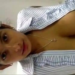 Paraguaya tetona frotándose el clítoris con los tacones puestos por la webcam