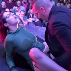 Latina Zenda Sexy follando en directo en el Salón Erótico de Barcelona