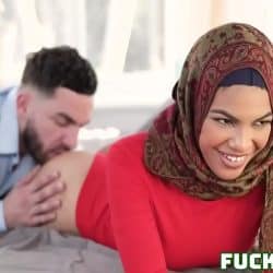 Musulmana Maya Farrell calienta a su vecino haciendo sexting