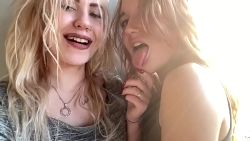 Dos hermosas lesbianas se tocan en público MarshSwallow