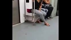 Madura rubia meando en público en el tren entre vagón y vagón
