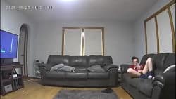 Niñera pillada masturbándose en el sofá por cámara oculta