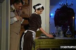 Actriz porno Jessyka Swan hace de sirvienta en una escena vintage