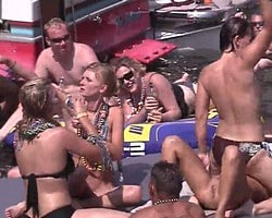 Una fiesta en el río con mucho sexo y alcohol
