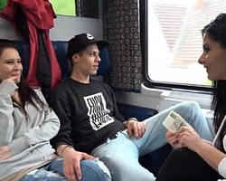 Intercambio de parejas en el tren por dinero
