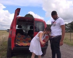 Asiática madura se deja follar en la furgoneta a cambio de ayuda