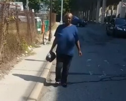 Abuela negra tetona chupa pollas en la calle por dinero