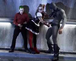 El Joker negocia hacer un trío con Batman y Harley Quinn