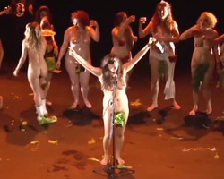 Actrices desnudas en el escenario durante una obra de teatro